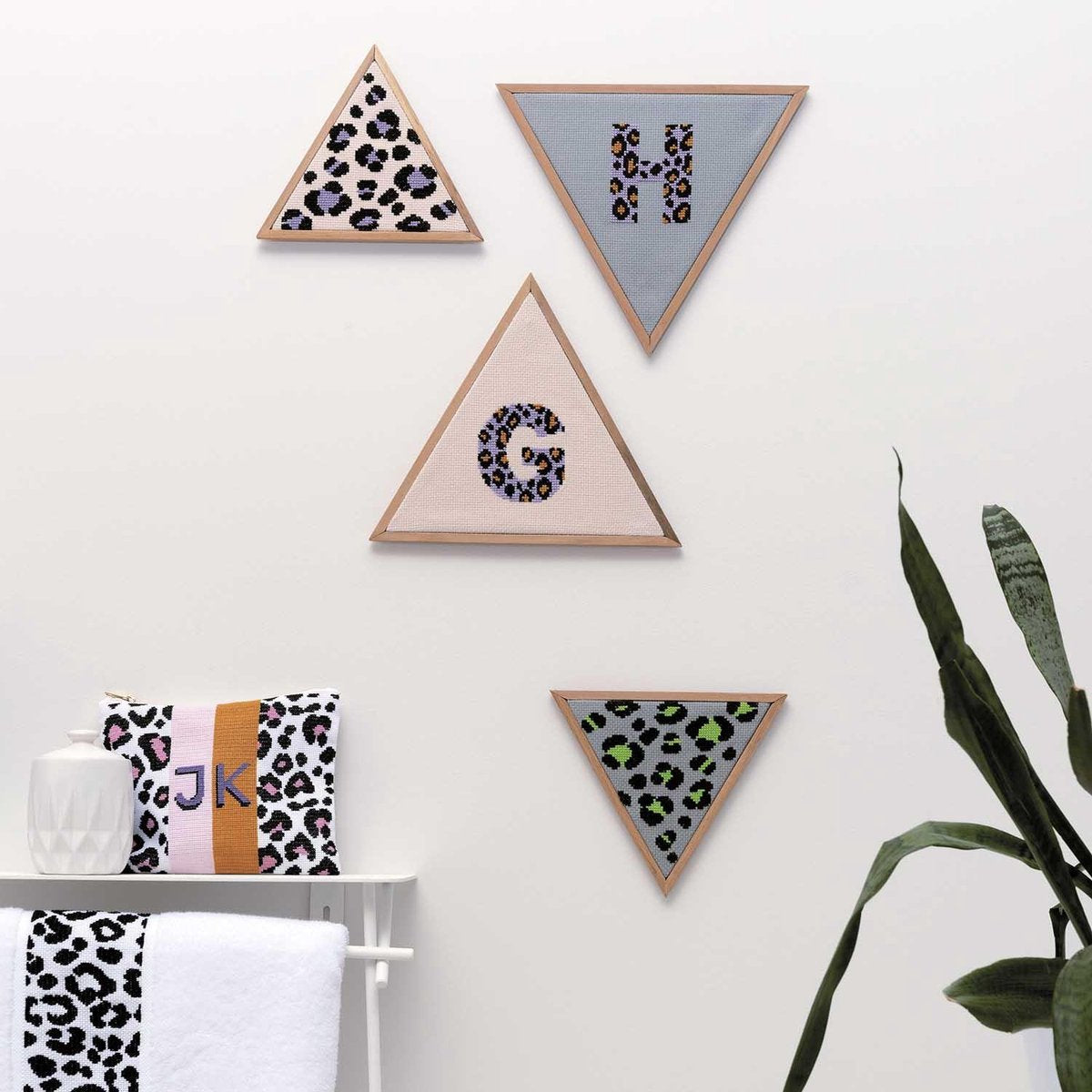 Cadre à broder triangulaire en bois