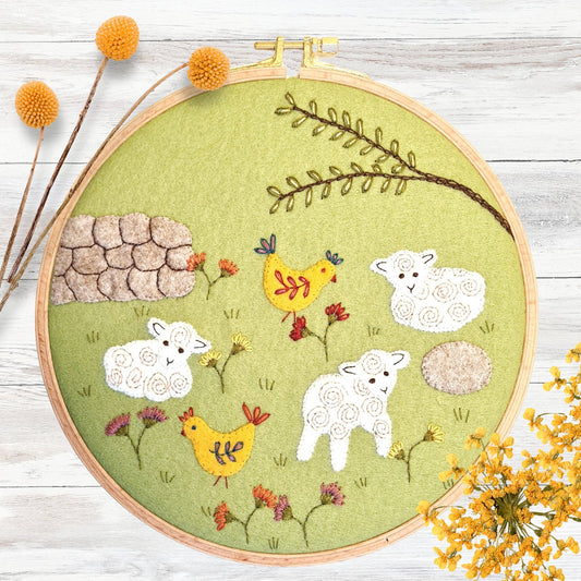 Borduurpakket Met Vilt Appliqué - In the Meadow