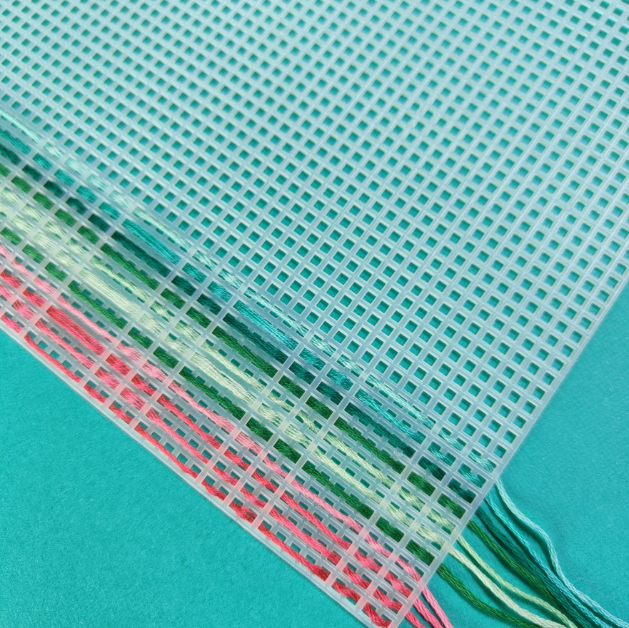 Toile plastique 7 ct - 26x34 cm - Couleurs variées